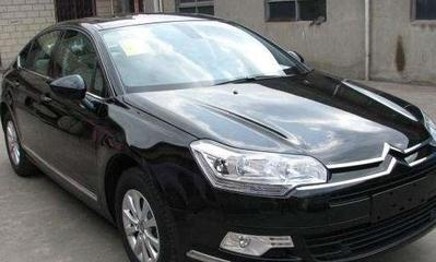 提新車時，懂車的人會立馬把它“扔了”，而新手卻把它當成“寶貝”